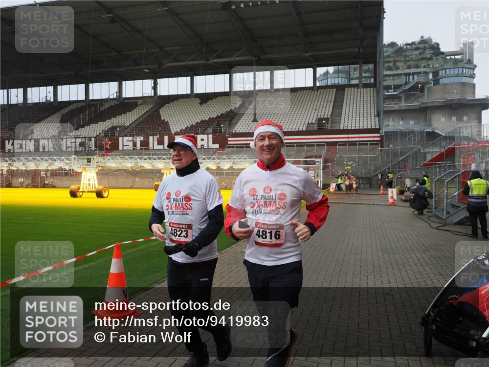 07.12.2025 - St. Pauli X-Mass-Run No. 15 Fabian Wolf http://msf.ph/oto/9419983 07.12.2025 11:35:52 Ziel 1960, 1962, 2902, 2962, 4816, 4823, 4843 meine-sportfotos.de