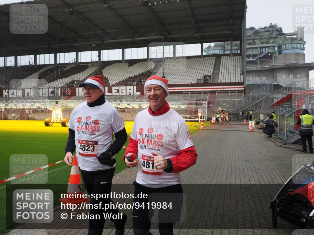 07.12.2025 - St. Pauli X-Mass-Run No. 15 Fabian Wolf http://msf.ph/oto/9419984 07.12.2025 11:35:52 Ziel 1960, 1962, 2902, 2962, 4816, 4823, 4843 meine-sportfotos.de