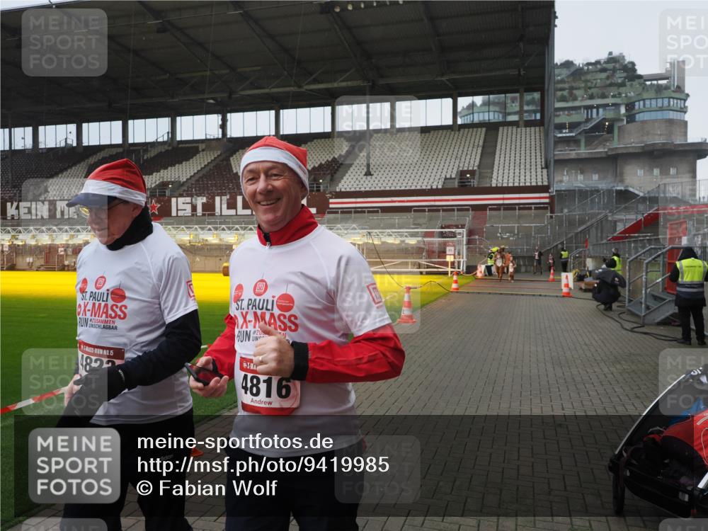 07.12.2025 - St. Pauli X-Mass-Run No. 15 Fabian Wolf http://msf.ph/oto/9419985 07.12.2025 11:35:52 Ziel 1960, 1962, 2902, 2962, 4816, 4823, 4843 meine-sportfotos.de
