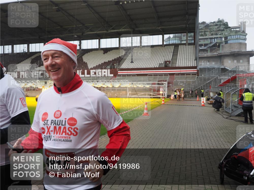 07.12.2025 - St. Pauli X-Mass-Run No. 15 Fabian Wolf http://msf.ph/oto/9419986 07.12.2025 11:35:52 Ziel 1960, 1962, 2902, 2962, 4816, 4823, 4843 meine-sportfotos.de