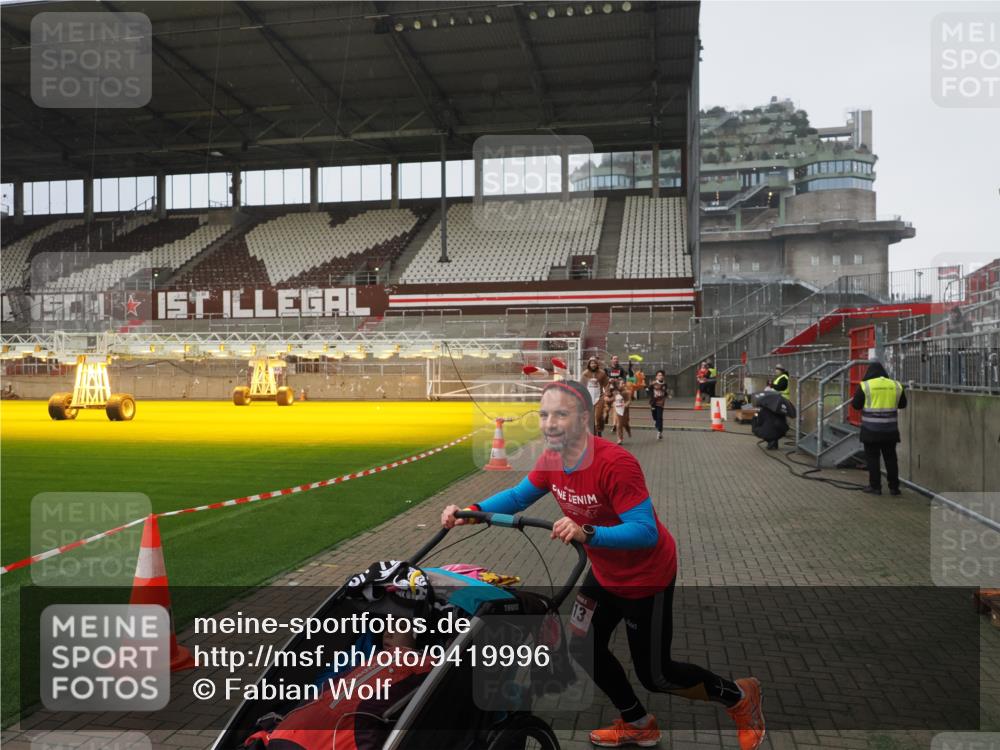 07.12.2025 - St. Pauli X-Mass-Run No. 15 Fabian Wolf http://msf.ph/oto/9419996 07.12.2025 11:35:58 Ziel 311, 728, 1960, 1962, 3109, 4816, 4823 meine-sportfotos.de
