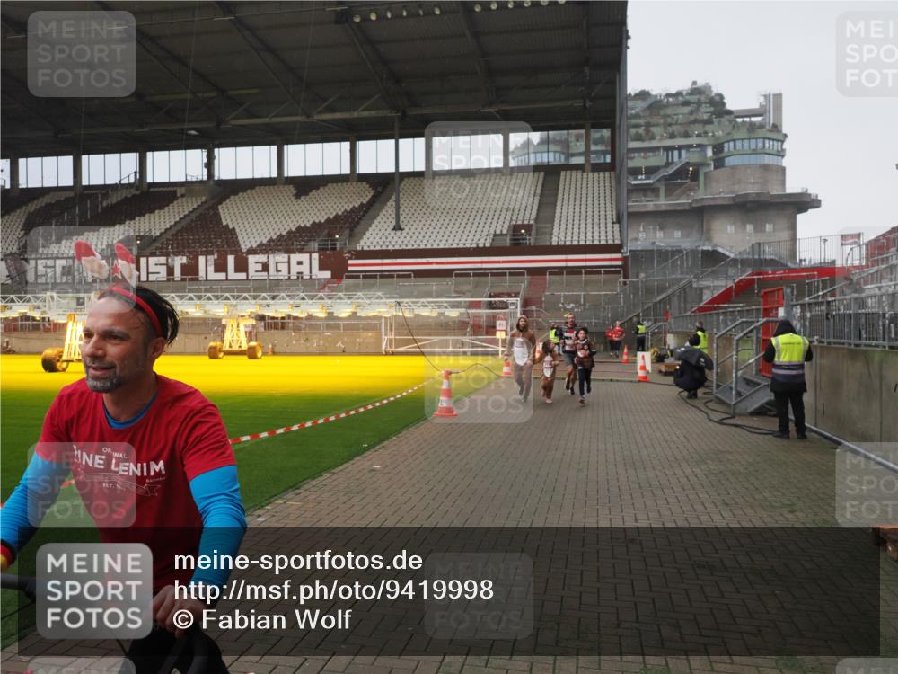 07.12.2025 - St. Pauli X-Mass-Run No. 15 Fabian Wolf http://msf.ph/oto/9419998 07.12.2025 11:35:59 Ziel 311, 728, 1960, 1962, 3109, 4816, 4823 meine-sportfotos.de