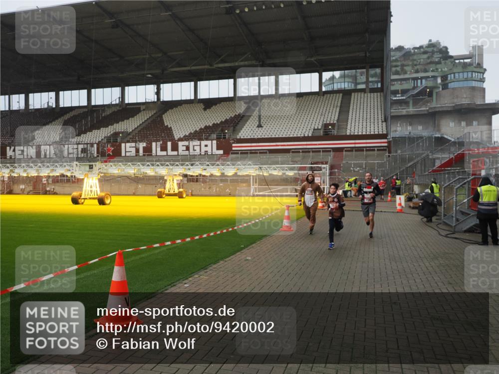 07.12.2025 - St. Pauli X-Mass-Run No. 15 Fabian Wolf http://msf.ph/oto/9420002 07.12.2025 11:36:00 Ziel 311, 728, 1960, 1962, 3109, 4816, 4823 meine-sportfotos.de