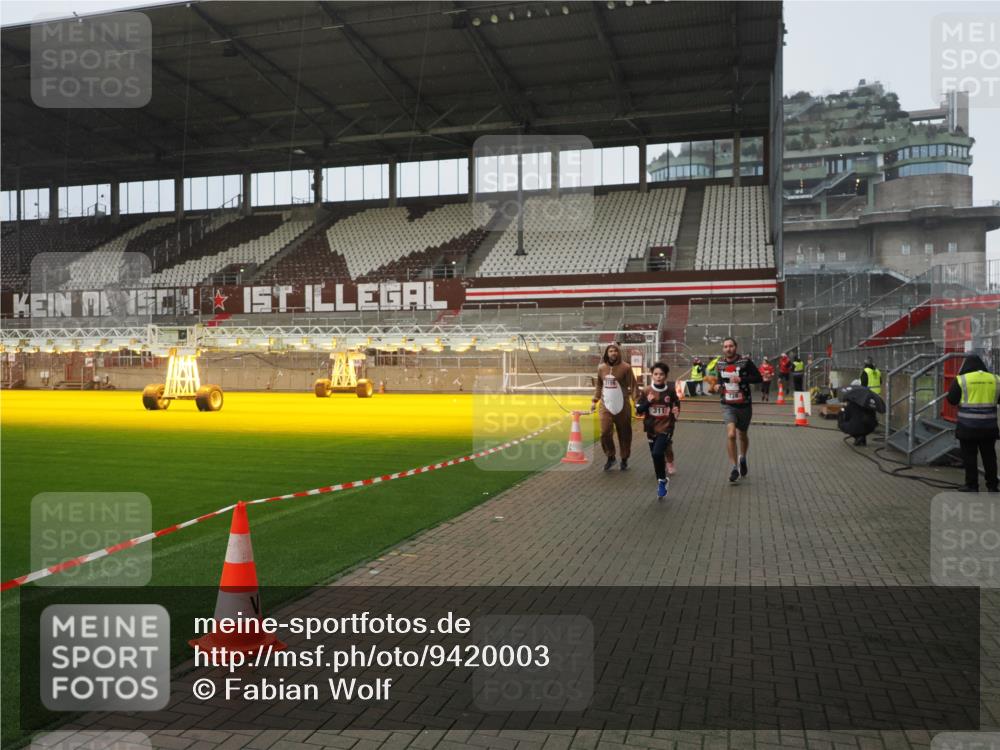 07.12.2025 - St. Pauli X-Mass-Run No. 15 Fabian Wolf http://msf.ph/oto/9420003 07.12.2025 11:36:00 Ziel 311, 728, 1960, 1962, 3109, 4816, 4823 meine-sportfotos.de