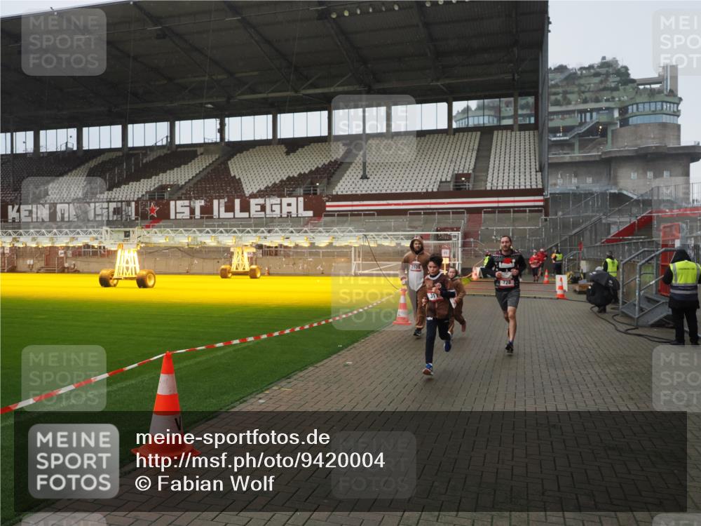 07.12.2025 - St. Pauli X-Mass-Run No. 15 Fabian Wolf http://msf.ph/oto/9420004 07.12.2025 11:36:01 Ziel 311, 728, 1960, 1962, 3109, 4816, 4823 meine-sportfotos.de