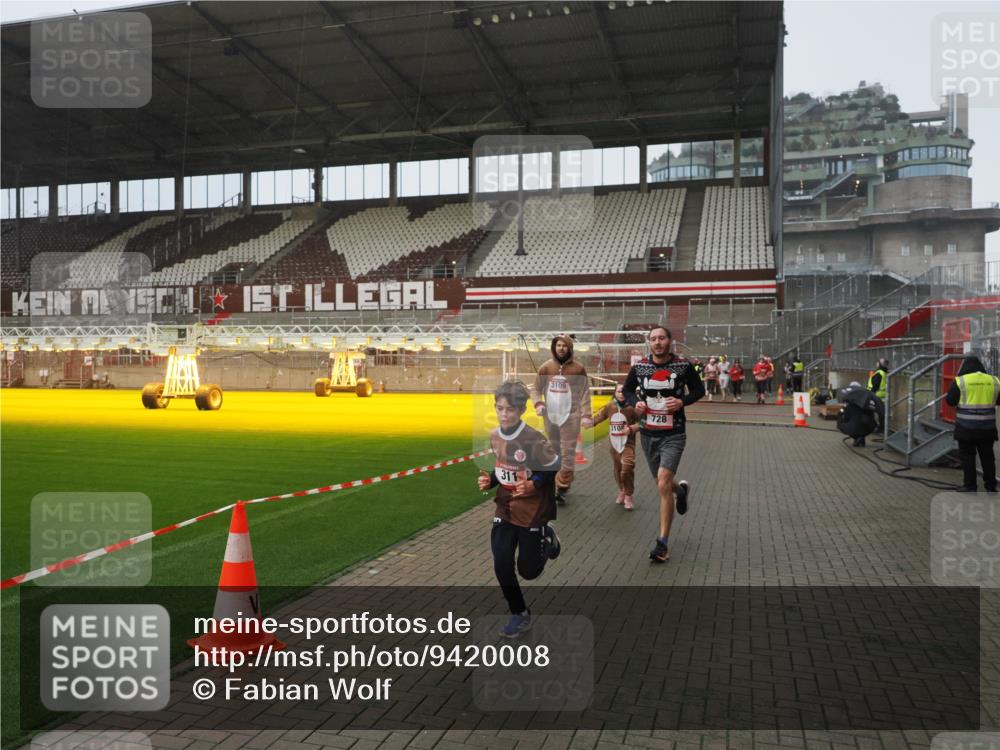 07.12.2025 - St. Pauli X-Mass-Run No. 15 Fabian Wolf http://msf.ph/oto/9420008 07.12.2025 11:36:02 Ziel 311, 728, 1962, 3109 meine-sportfotos.de