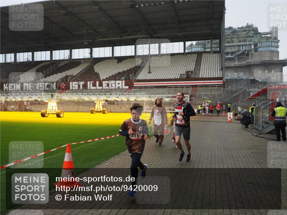 07.12.2025 - St. Pauli X-Mass-Run No. 15 Fabian Wolf http://msf.ph/oto/9420009 07.12.2025 11:36:02 Ziel 311, 728, 1962, 3109 meine-sportfotos.de
