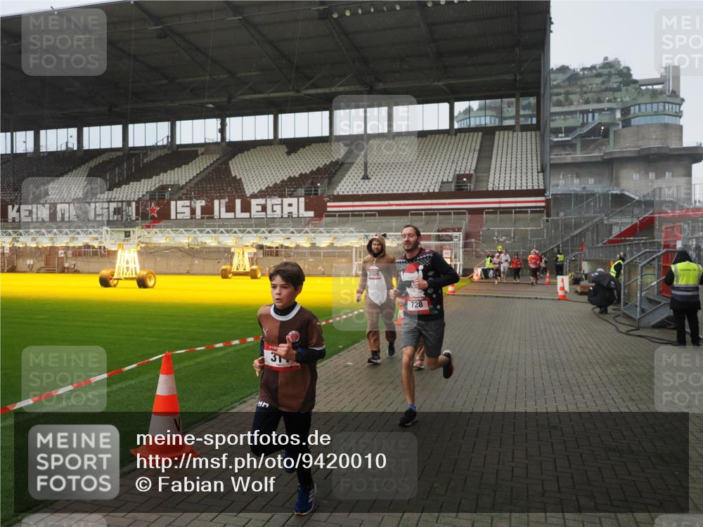 07.12.2025 - St. Pauli X-Mass-Run No. 15 Fabian Wolf http://msf.ph/oto/9420010 07.12.2025 11:36:02 Ziel 311, 728, 1962, 3109 meine-sportfotos.de