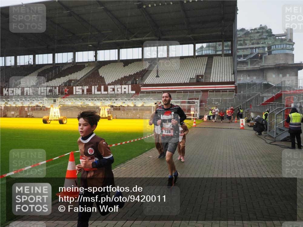07.12.2025 - St. Pauli X-Mass-Run No. 15 Fabian Wolf http://msf.ph/oto/9420011 07.12.2025 11:36:02 Ziel 311, 728, 1962, 3109 meine-sportfotos.de