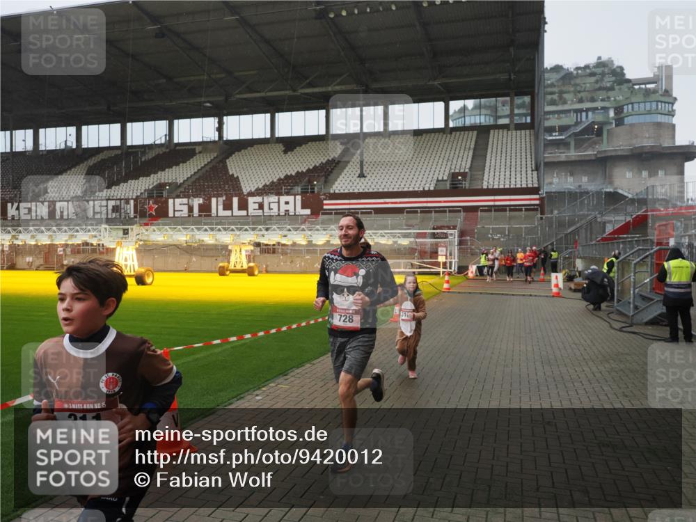 07.12.2025 - St. Pauli X-Mass-Run No. 15 Fabian Wolf http://msf.ph/oto/9420012 07.12.2025 11:36:02 Ziel 311, 728, 1962, 3109 meine-sportfotos.de