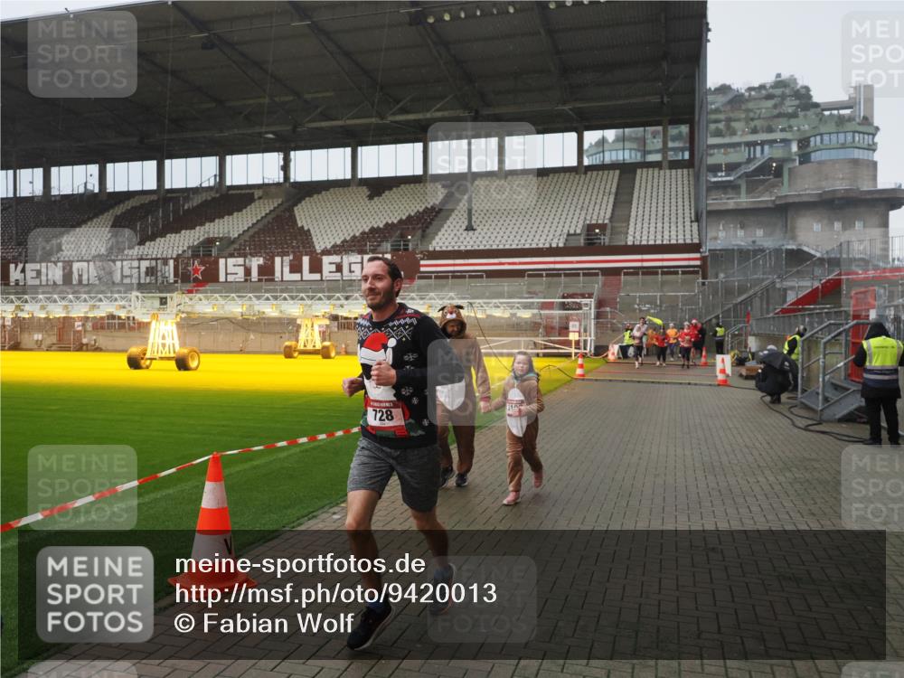 07.12.2025 - St. Pauli X-Mass-Run No. 15 Fabian Wolf http://msf.ph/oto/9420013 07.12.2025 11:36:03 Ziel 311, 728, 2316, 3109 meine-sportfotos.de