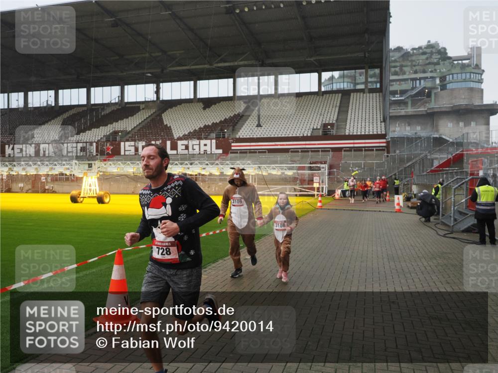 07.12.2025 - St. Pauli X-Mass-Run No. 15 Fabian Wolf http://msf.ph/oto/9420014 07.12.2025 11:36:03 Ziel 311, 728, 2316, 3109 meine-sportfotos.de