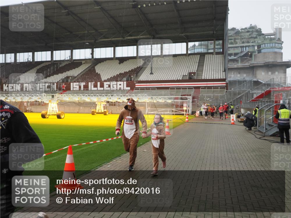 07.12.2025 - St. Pauli X-Mass-Run No. 15 Fabian Wolf http://msf.ph/oto/9420016 07.12.2025 11:36:03 Ziel 311, 728, 2316, 3109 meine-sportfotos.de
