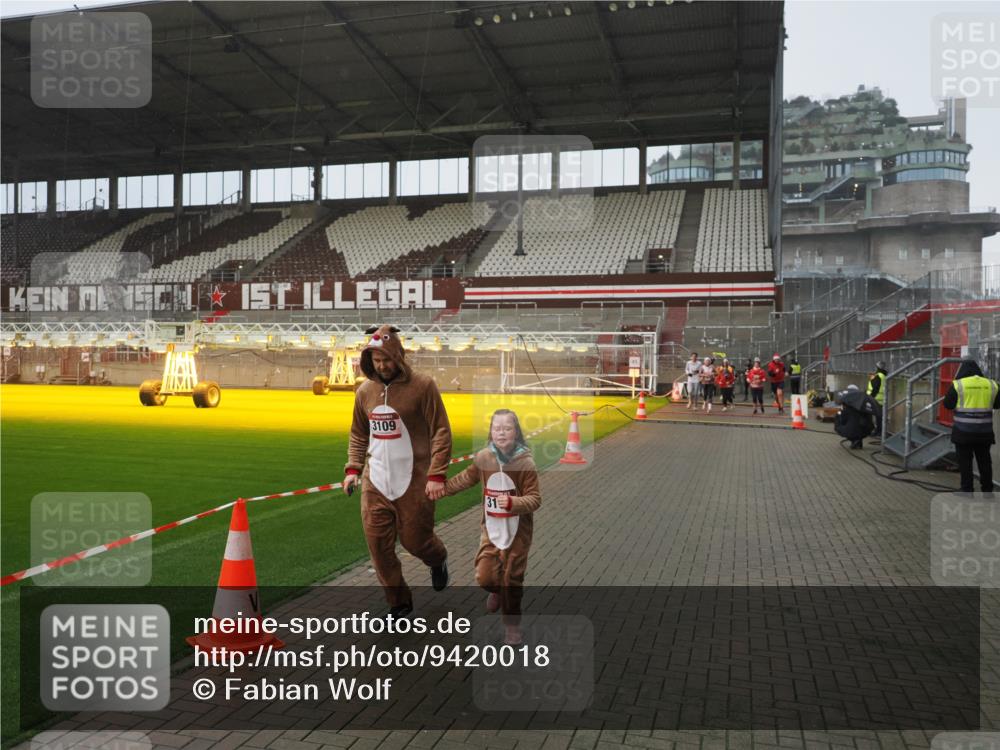 07.12.2025 - St. Pauli X-Mass-Run No. 15 Fabian Wolf http://msf.ph/oto/9420018 07.12.2025 11:36:04 Ziel 311, 728, 2183, 2310, 2316, 3109, 3614, 3653 meine-sportfotos.de