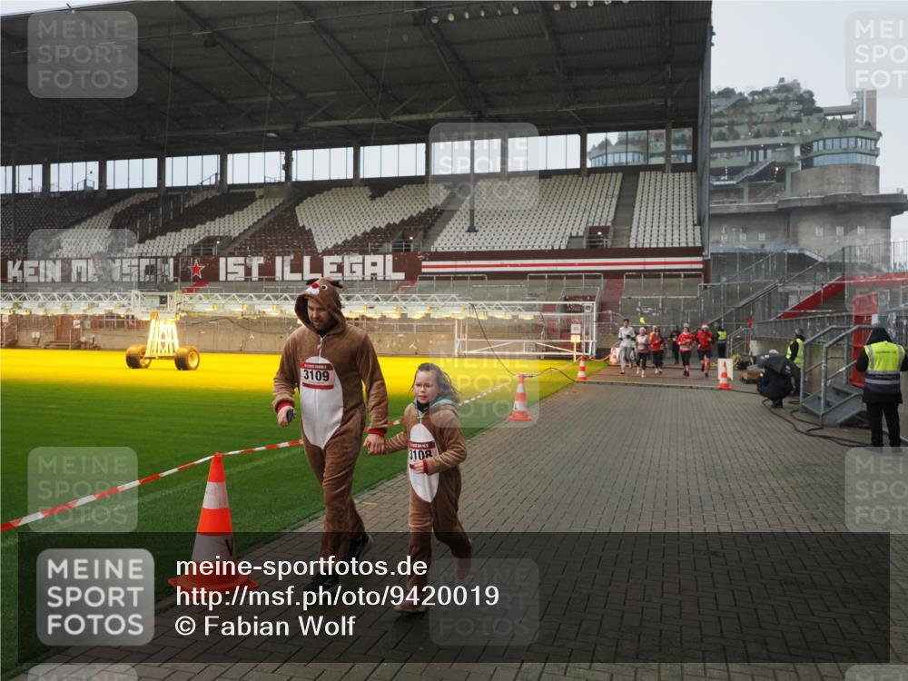07.12.2025 - St. Pauli X-Mass-Run No. 15 Fabian Wolf http://msf.ph/oto/9420019 07.12.2025 11:36:04 Ziel 311, 728, 2183, 2310, 2316, 3109, 3614, 3653 meine-sportfotos.de