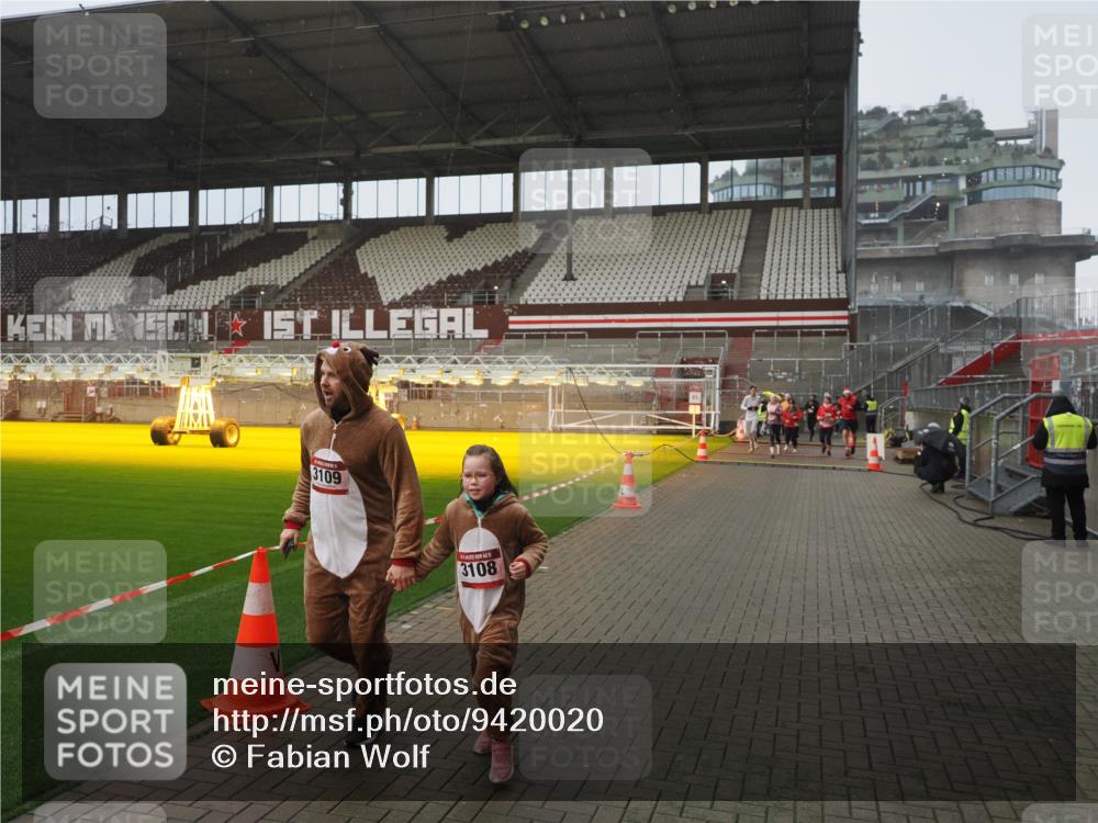 07.12.2025 - St. Pauli X-Mass-Run No. 15 Fabian Wolf http://msf.ph/oto/9420020 07.12.2025 11:36:04 Ziel 311, 728, 2183, 2310, 2316, 3109, 3614, 3653 meine-sportfotos.de
