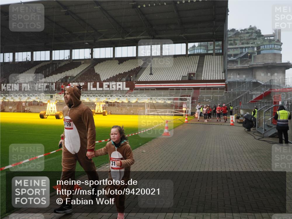 07.12.2025 - St. Pauli X-Mass-Run No. 15 Fabian Wolf http://msf.ph/oto/9420021 07.12.2025 11:36:04 Ziel 311, 728, 2183, 2310, 2316, 3109, 3614, 3653 meine-sportfotos.de