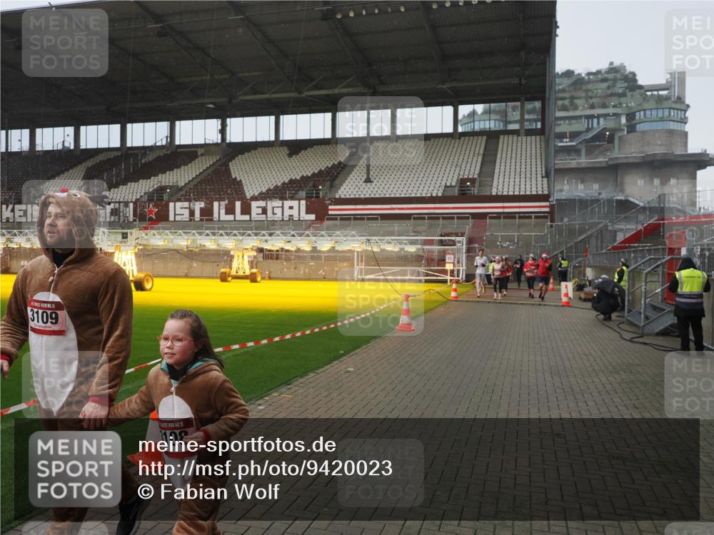 07.12.2025 - St. Pauli X-Mass-Run No. 15 Fabian Wolf http://msf.ph/oto/9420023 07.12.2025 11:36:05 Ziel 311, 728, 2183, 2310, 2316, 2907, 3109, 3614, 3653 meine-sportfotos.de