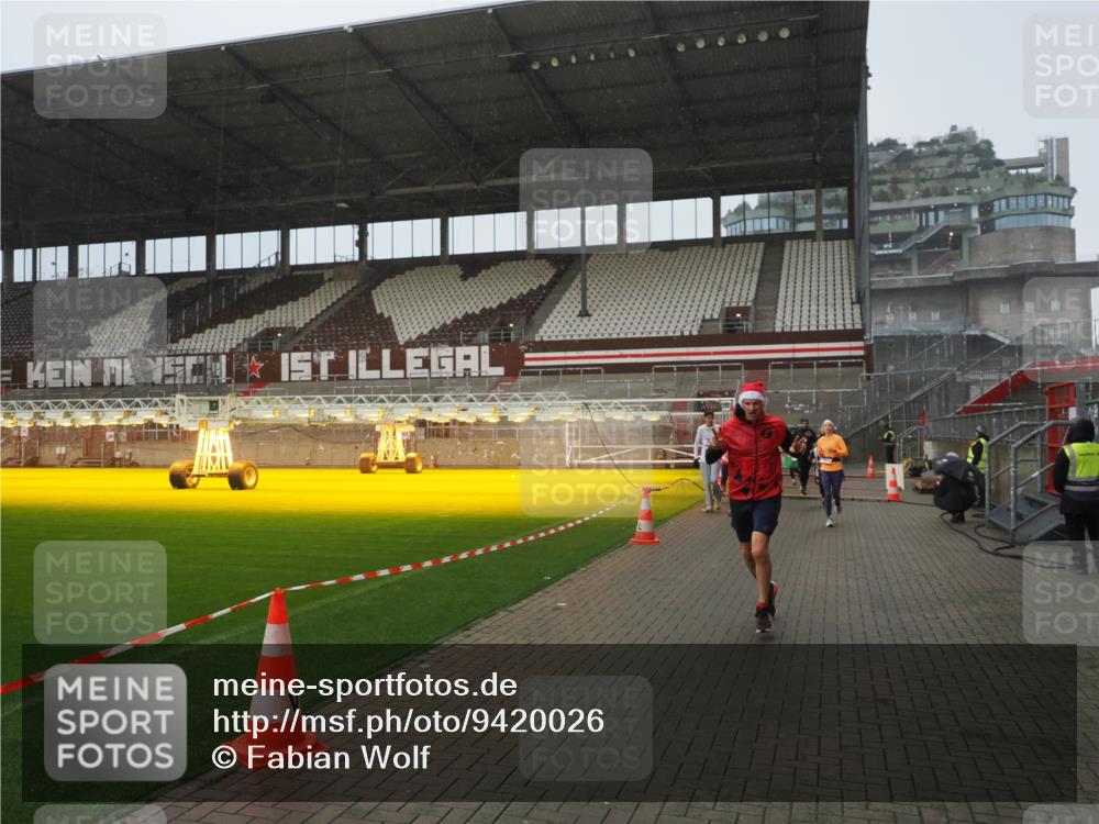 07.12.2025 - St. Pauli X-Mass-Run No. 15 Fabian Wolf http://msf.ph/oto/9420026 07.12.2025 11:36:09 Ziel 311, 728, 1792, 2183, 2310, 2316, 2907, 3109, 3610, 3612, 3614, 3653 meine-sportfotos.de