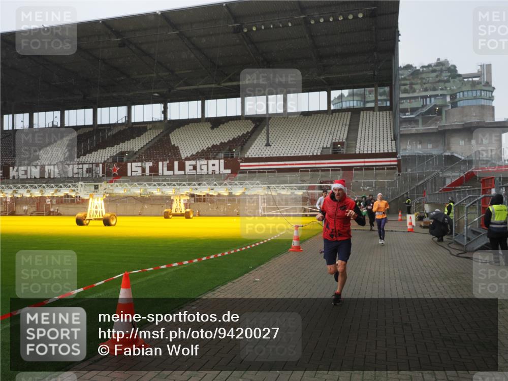 07.12.2025 - St. Pauli X-Mass-Run No. 15 Fabian Wolf http://msf.ph/oto/9420027 07.12.2025 11:36:09 Ziel 311, 728, 1792, 2183, 2310, 2316, 2907, 3109, 3610, 3612, 3614, 3653 meine-sportfotos.de