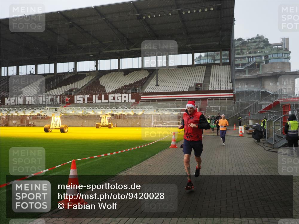 07.12.2025 - St. Pauli X-Mass-Run No. 15 Fabian Wolf http://msf.ph/oto/9420028 07.12.2025 11:36:09 Ziel 311, 728, 1792, 2183, 2310, 2316, 2907, 3109, 3610, 3612, 3614, 3653 meine-sportfotos.de