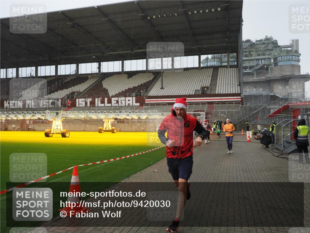 07.12.2025 - St. Pauli X-Mass-Run No. 15 Fabian Wolf http://msf.ph/oto/9420030 07.12.2025 11:36:09 Ziel 311, 728, 1792, 2183, 2310, 2316, 2907, 3109, 3610, 3612, 3614, 3653 meine-sportfotos.de