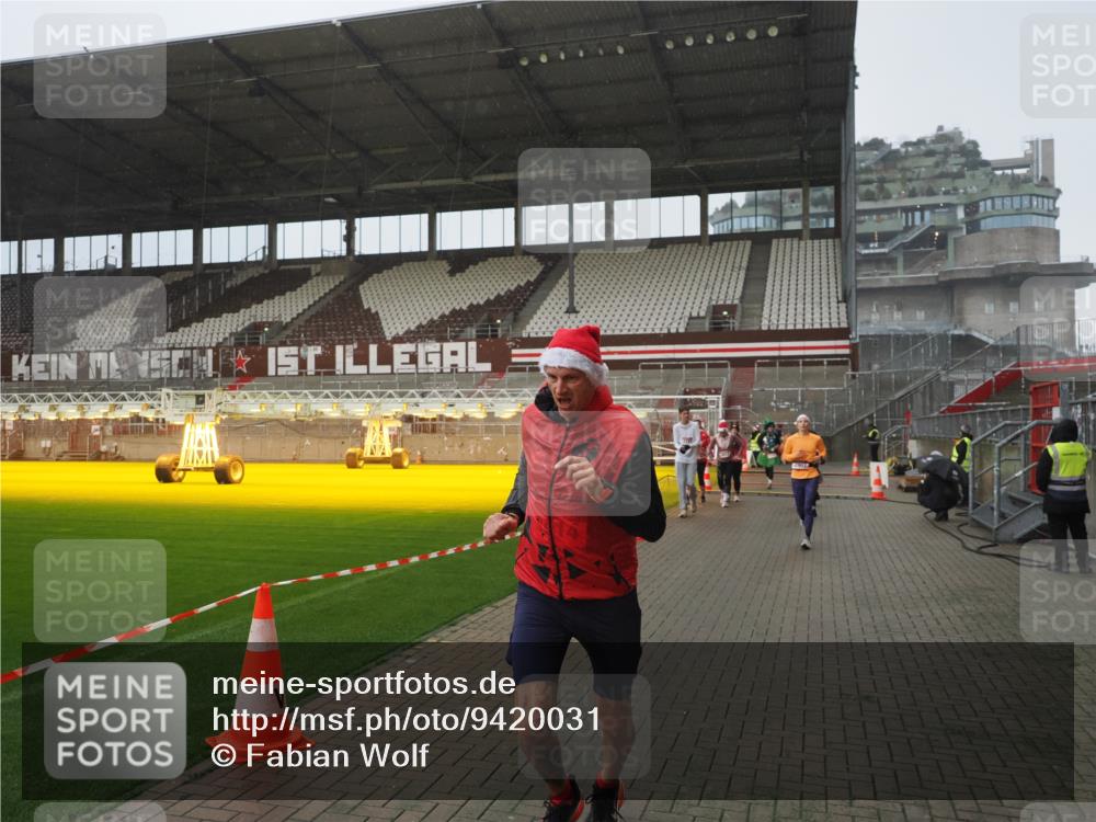 07.12.2025 - St. Pauli X-Mass-Run No. 15 Fabian Wolf http://msf.ph/oto/9420031 07.12.2025 11:36:10 Ziel 311, 728, 1753, 1792, 2183, 2310, 2316, 2907, 3109, 3610, 3612, 3614, 3653 meine-sportfotos.de