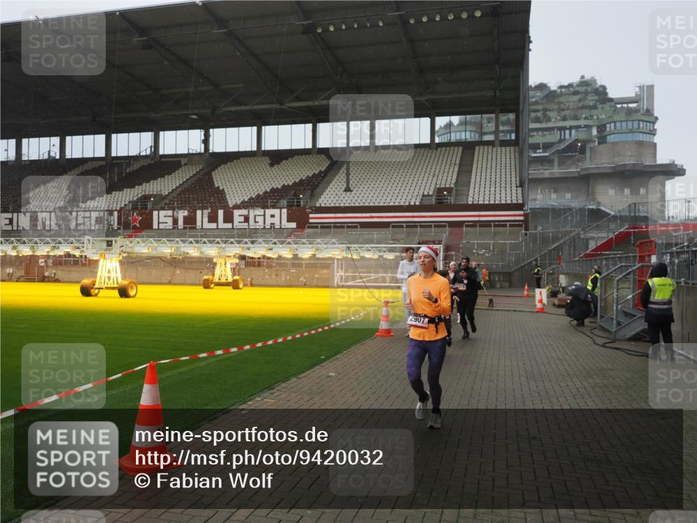 07.12.2025 - St. Pauli X-Mass-Run No. 15 Fabian Wolf http://msf.ph/oto/9420032 07.12.2025 11:36:12 Ziel 311, 728, 1753, 1792, 2183, 2310, 2316, 2907, 3109, 3610, 3612, 3614, 3653 meine-sportfotos.de