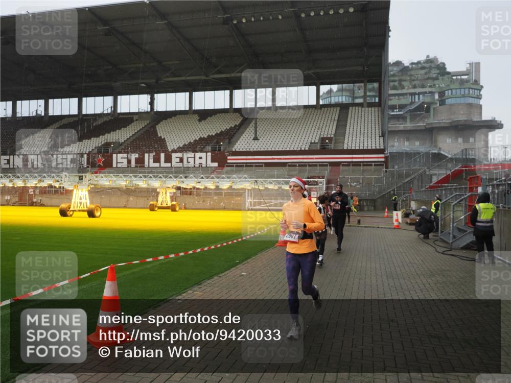07.12.2025 - St. Pauli X-Mass-Run No. 15 Fabian Wolf http://msf.ph/oto/9420033 07.12.2025 11:36:12 Ziel 311, 728, 1753, 1792, 2183, 2310, 2316, 2907, 3109, 3610, 3612, 3614, 3653 meine-sportfotos.de