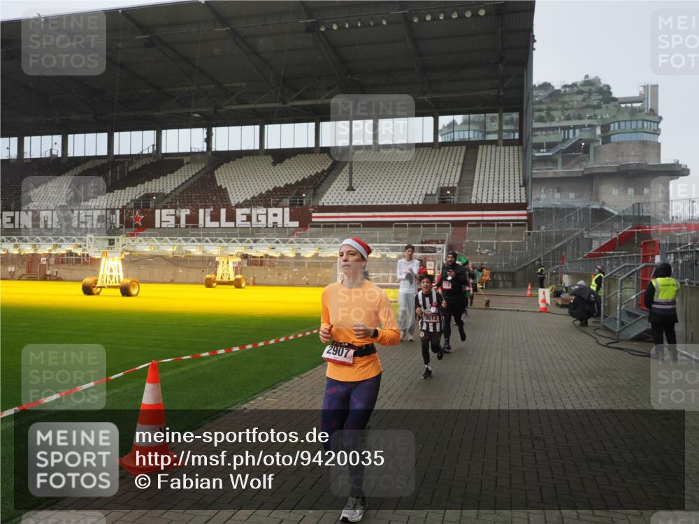 07.12.2025 - St. Pauli X-Mass-Run No. 15 Fabian Wolf http://msf.ph/oto/9420035 07.12.2025 11:36:12 Ziel 311, 728, 1753, 1792, 2183, 2310, 2316, 2907, 3109, 3610, 3612, 3614, 3653 meine-sportfotos.de