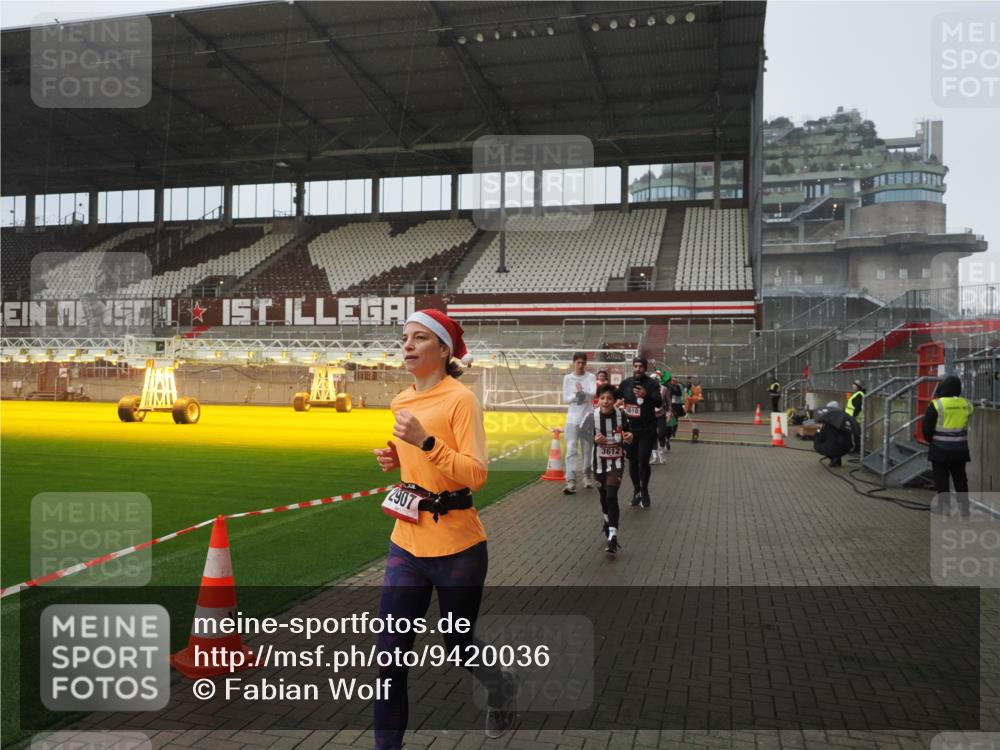 07.12.2025 - St. Pauli X-Mass-Run No. 15 Fabian Wolf http://msf.ph/oto/9420036 07.12.2025 11:36:13 Ziel 311, 728, 1753, 1792, 2183, 2310, 2316, 2907, 3109, 3610, 3612, 3614, 3653 meine-sportfotos.de