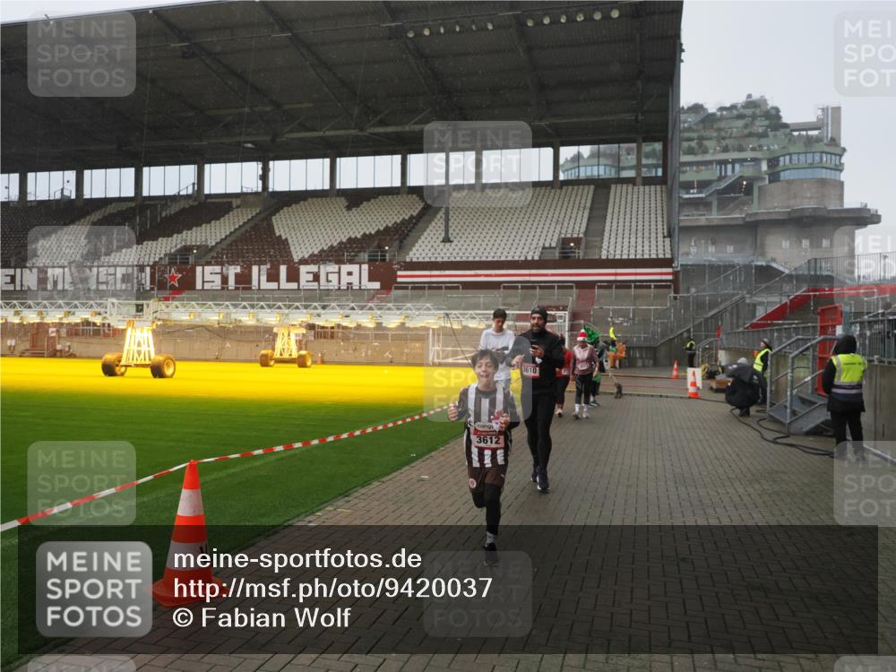 07.12.2025 - St. Pauli X-Mass-Run No. 15 Fabian Wolf http://msf.ph/oto/9420037 07.12.2025 11:36:13 Ziel 311, 728, 1753, 1792, 2183, 2310, 2316, 2907, 3109, 3610, 3612, 3614, 3653 meine-sportfotos.de