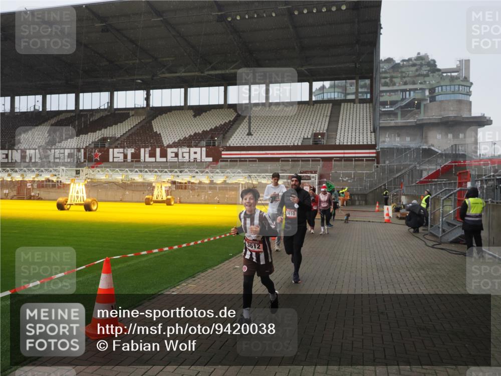 07.12.2025 - St. Pauli X-Mass-Run No. 15 Fabian Wolf http://msf.ph/oto/9420038 07.12.2025 11:36:13 Ziel 311, 728, 1753, 1792, 2183, 2310, 2316, 2907, 3109, 3610, 3612, 3614, 3653 meine-sportfotos.de