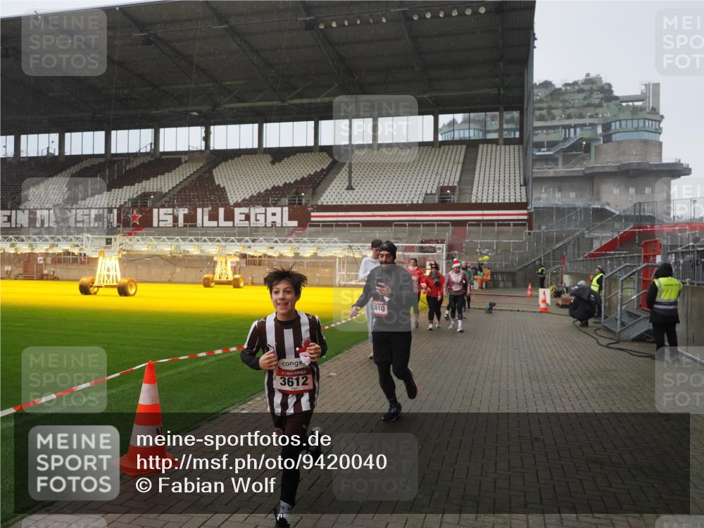 07.12.2025 - St. Pauli X-Mass-Run No. 15 Fabian Wolf http://msf.ph/oto/9420040 07.12.2025 11:36:14 Ziel 311, 728, 1753, 1792, 2183, 2310, 2316, 2907, 3610, 3612, 3614, 3653 meine-sportfotos.de