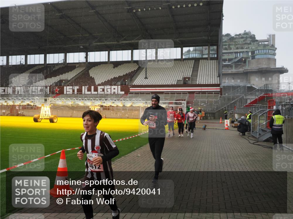 07.12.2025 - St. Pauli X-Mass-Run No. 15 Fabian Wolf http://msf.ph/oto/9420041 07.12.2025 11:36:14 Ziel 311, 728, 1753, 1792, 2183, 2310, 2316, 2907, 3610, 3612, 3614, 3653 meine-sportfotos.de