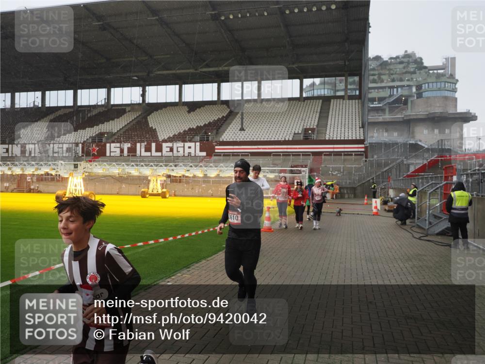 07.12.2025 - St. Pauli X-Mass-Run No. 15 Fabian Wolf http://msf.ph/oto/9420042 07.12.2025 11:36:14 Ziel 311, 728, 1753, 1792, 2183, 2310, 2316, 2907, 3610, 3612, 3614, 3653 meine-sportfotos.de
