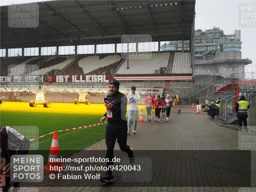 07.12.2025 - St. Pauli X-Mass-Run No. 15 Fabian Wolf http://msf.ph/oto/9420043 07.12.2025 11:36:14 Ziel 311, 728, 1753, 1792, 2183, 2310, 2316, 2907, 3610, 3612, 3614, 3653 meine-sportfotos.de