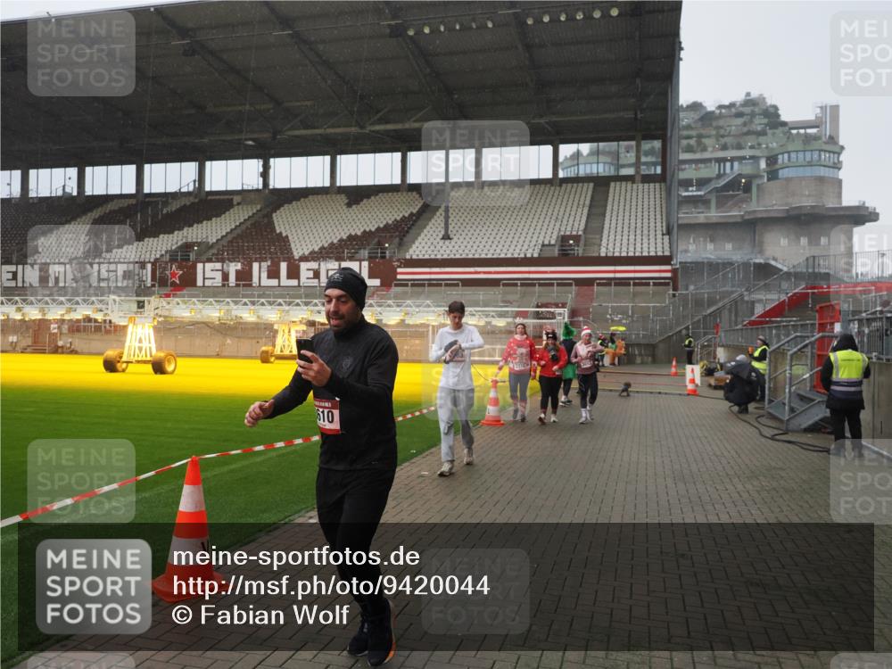 07.12.2025 - St. Pauli X-Mass-Run No. 15 Fabian Wolf http://msf.ph/oto/9420044 07.12.2025 11:36:15 Ziel 311, 728, 1753, 1792, 2183, 2310, 2316, 2907, 3610, 3612, 3614, 3653 meine-sportfotos.de