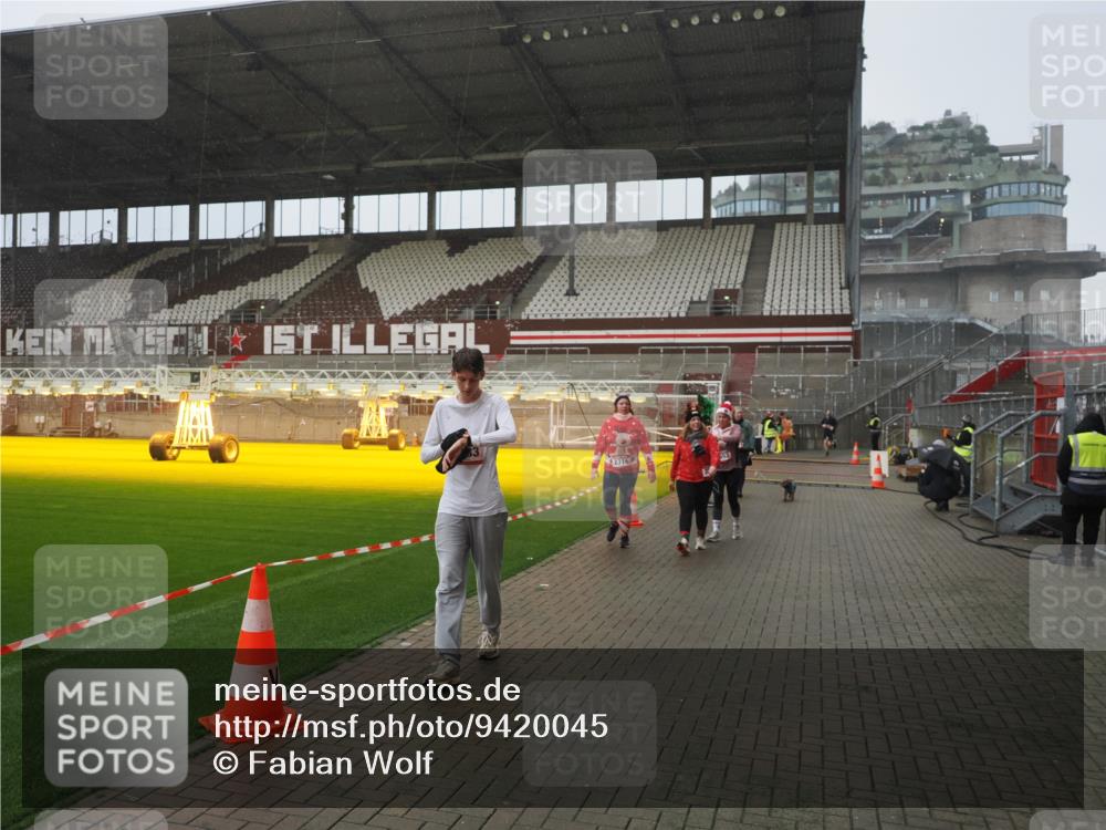 07.12.2025 - St. Pauli X-Mass-Run No. 15 Fabian Wolf http://msf.ph/oto/9420045 07.12.2025 11:36:17 Ziel 1753, 1792, 2183, 2310, 2316, 2907, 3610, 3612, 3614, 3653 meine-sportfotos.de