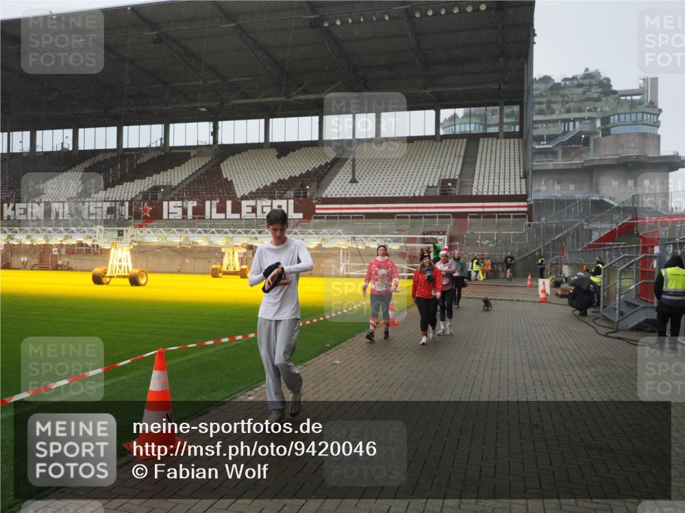 07.12.2025 - St. Pauli X-Mass-Run No. 15 Fabian Wolf http://msf.ph/oto/9420046 07.12.2025 11:36:17 Ziel 1753, 1792, 2183, 2310, 2316, 2907, 3610, 3612, 3614, 3653 meine-sportfotos.de