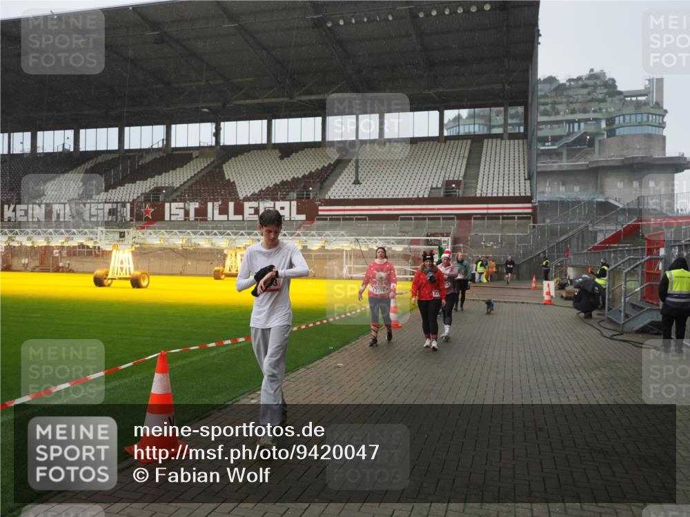 07.12.2025 - St. Pauli X-Mass-Run No. 15 Fabian Wolf http://msf.ph/oto/9420047 07.12.2025 11:36:17 Ziel 1753, 1792, 2183, 2310, 2316, 2907, 3610, 3612, 3614, 3653 meine-sportfotos.de