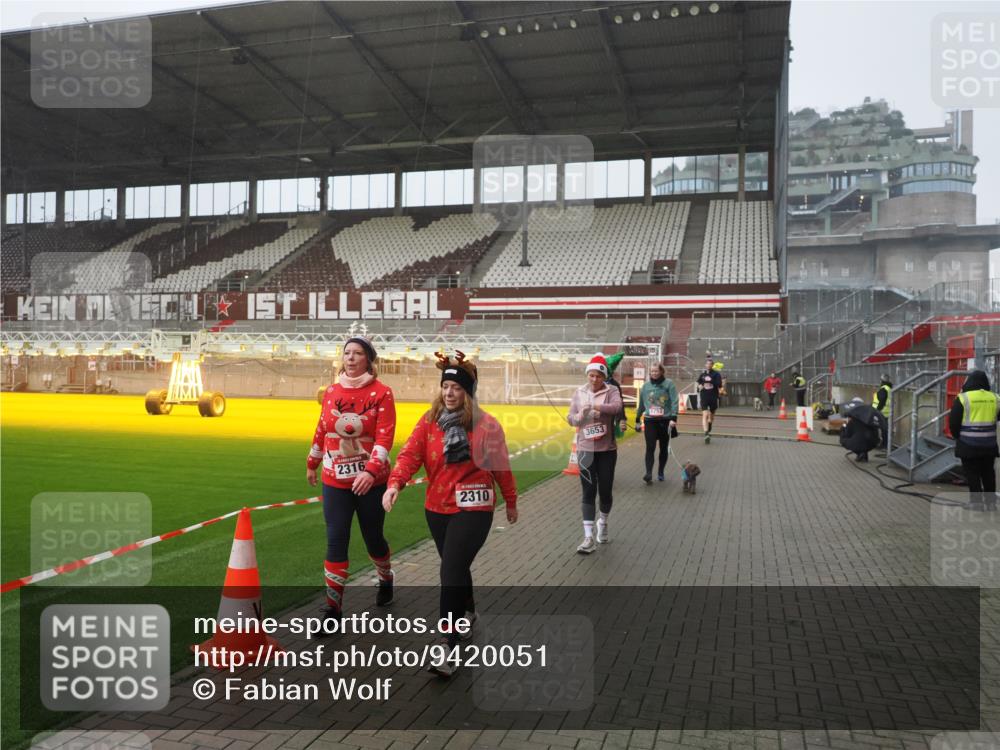 07.12.2025 - St. Pauli X-Mass-Run No. 15 Fabian Wolf http://msf.ph/oto/9420051 07.12.2025 11:36:21 Ziel 1753, 1792, 2183, 2310, 2316, 2907, 3610, 3612, 3614, 3653, 3826 meine-sportfotos.de