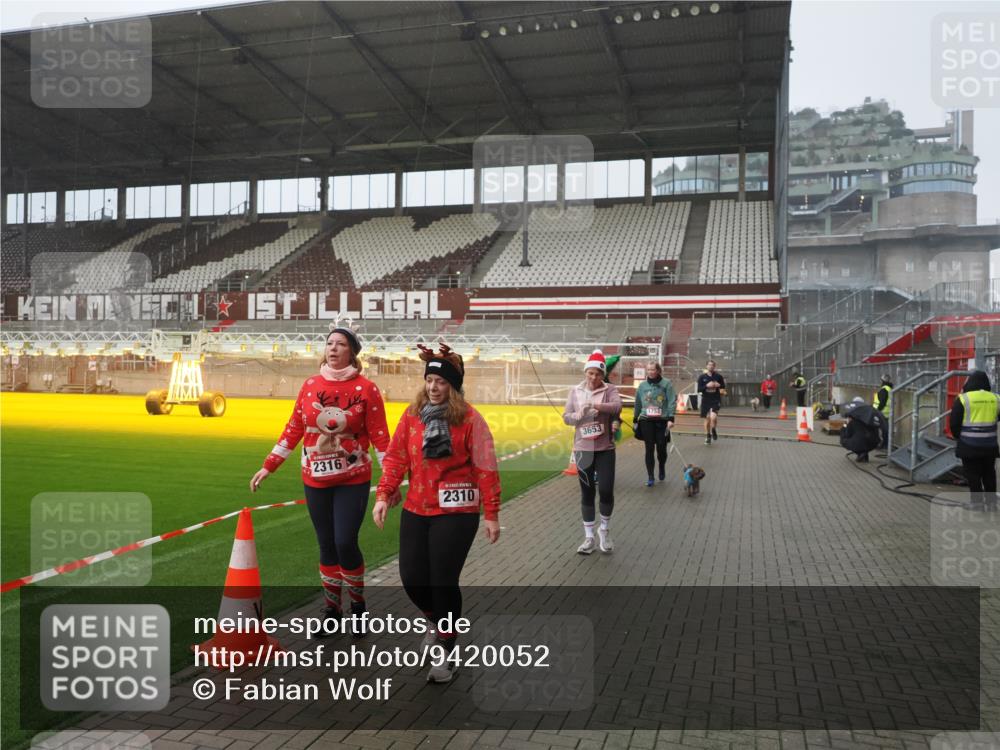 07.12.2025 - St. Pauli X-Mass-Run No. 15 Fabian Wolf http://msf.ph/oto/9420052 07.12.2025 11:36:21 Ziel 1753, 1792, 2183, 2310, 2316, 2907, 3610, 3612, 3614, 3653, 3826 meine-sportfotos.de