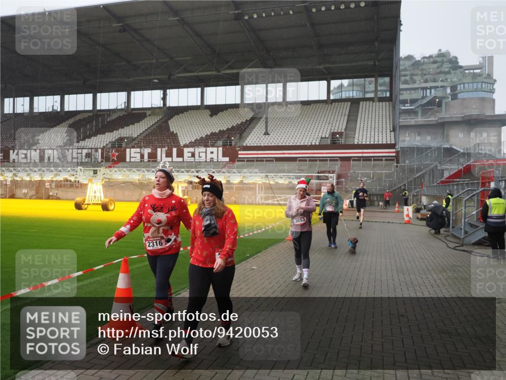 07.12.2025 - St. Pauli X-Mass-Run No. 15 Fabian Wolf http://msf.ph/oto/9420053 07.12.2025 11:36:22 Ziel 1753, 1792, 2183, 2310, 2316, 2907, 3610, 3612, 3614, 3653, 3826 meine-sportfotos.de