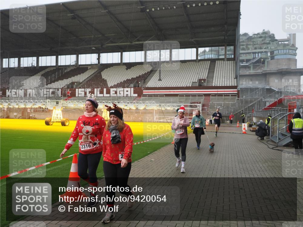 07.12.2025 - St. Pauli X-Mass-Run No. 15 Fabian Wolf http://msf.ph/oto/9420054 07.12.2025 11:36:22 Ziel 1753, 1792, 2183, 2310, 2316, 2907, 3610, 3612, 3614, 3653, 3826 meine-sportfotos.de