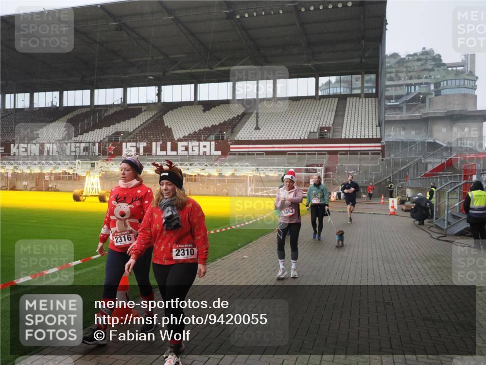 07.12.2025 - St. Pauli X-Mass-Run No. 15 Fabian Wolf http://msf.ph/oto/9420055 07.12.2025 11:36:22 Ziel 1753, 1792, 2183, 2310, 2316, 2907, 3610, 3612, 3614, 3653, 3826 meine-sportfotos.de