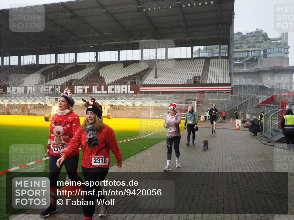 07.12.2025 - St. Pauli X-Mass-Run No. 15 Fabian Wolf http://msf.ph/oto/9420056 07.12.2025 11:36:22 Ziel 1753, 1792, 2183, 2310, 2316, 2907, 3610, 3612, 3614, 3653, 3826 meine-sportfotos.de