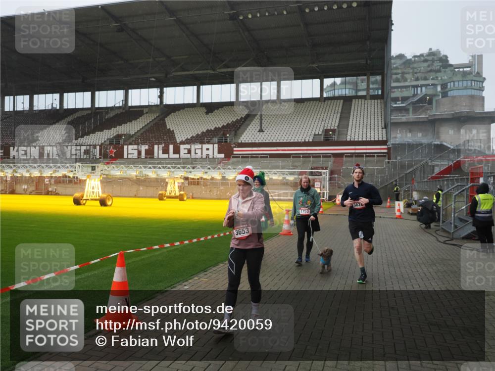 07.12.2025 - St. Pauli X-Mass-Run No. 15 Fabian Wolf http://msf.ph/oto/9420059 07.12.2025 11:36:24 Ziel 1753, 1792, 2183, 2310, 2907, 3610, 3612, 3614, 3653, 3826 meine-sportfotos.de