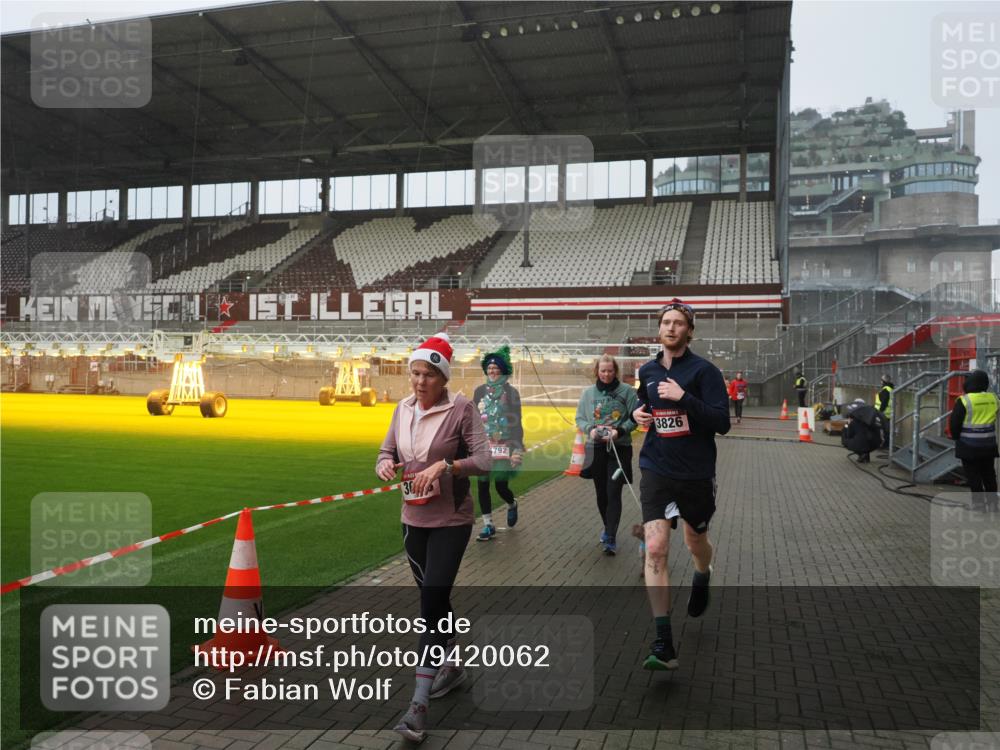 07.12.2025 - St. Pauli X-Mass-Run No. 15 Fabian Wolf http://msf.ph/oto/9420062 07.12.2025 11:36:25 Ziel 1753, 1792, 2907, 3610, 3612, 3826, 4628 meine-sportfotos.de