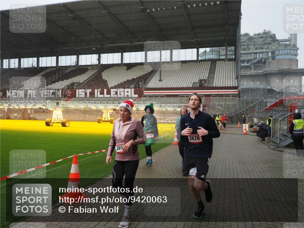 07.12.2025 - St. Pauli X-Mass-Run No. 15 Fabian Wolf http://msf.ph/oto/9420063 07.12.2025 11:36:25 Ziel 1753, 1792, 2907, 3610, 3612, 3826, 4628 meine-sportfotos.de